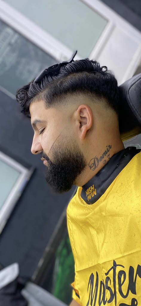 Profil cu fade și barbă, gât tatuat