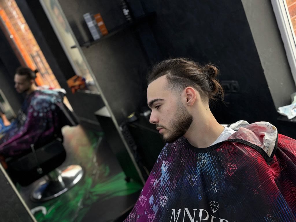 Undercut cu coc, în oglinda salonului