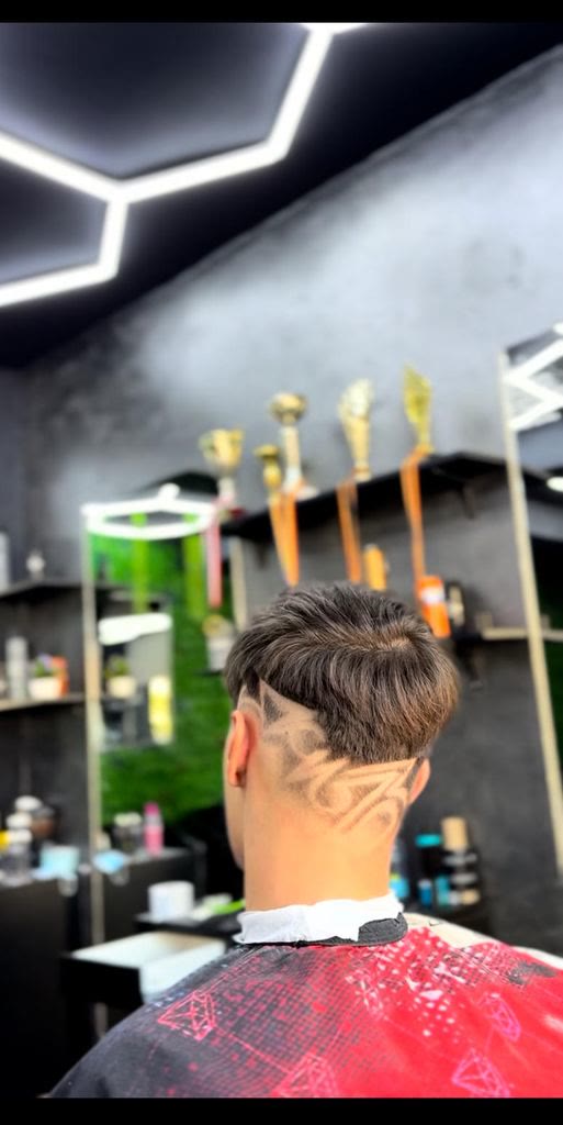 Ceafă cu model ras, în lumina hexagonală
