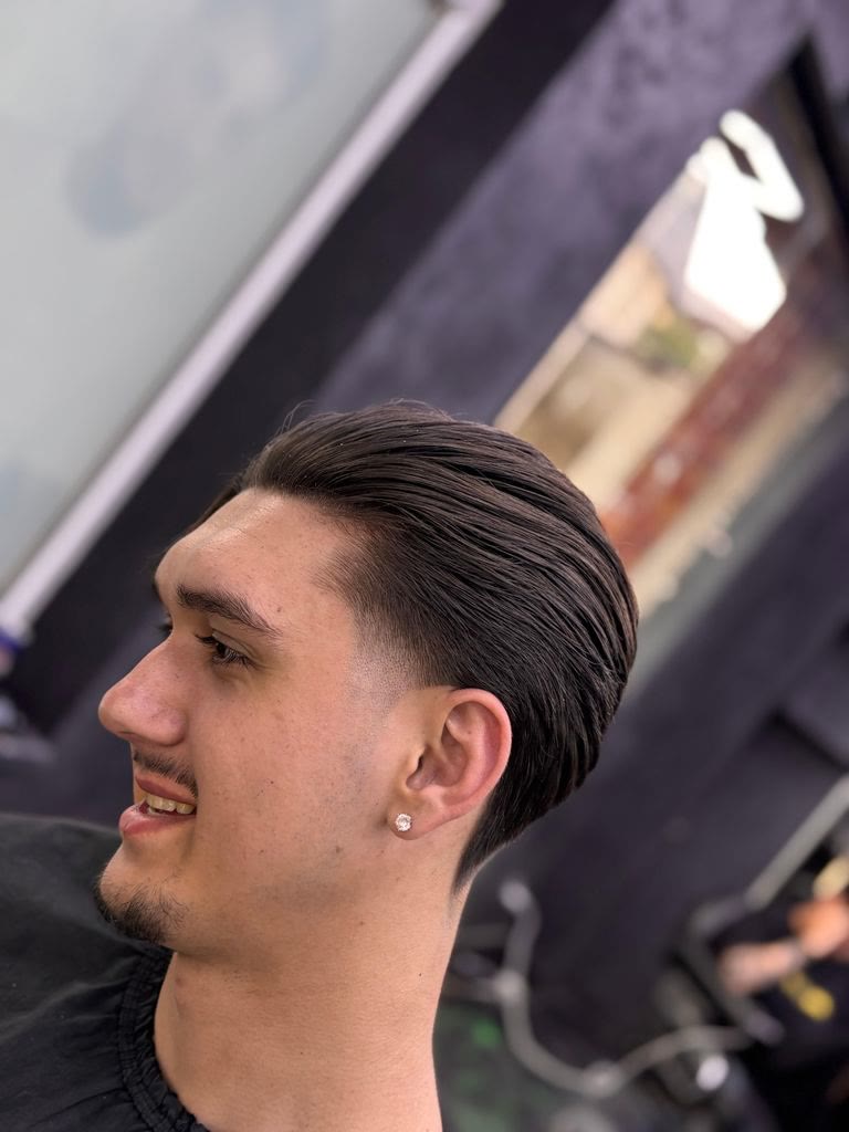 Client zâmbind, cu părul dat pe spate